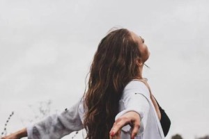 女友的心凉了，该如何挽回？（情感危机该如何应对？——从五个方面入手，解决女友心凉的问题）