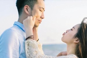 女友突然提出分手，如何挽回爱情？（从沟通、改善自己、行动三方面入手，让爱重燃）