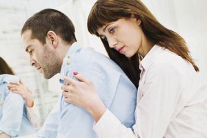 如何处理对老公不信任的心理困扰（解决夫妻关系中的信任危机）