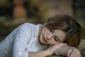 如何正确看待办公室暧昧（避免职场陷阱的关键）