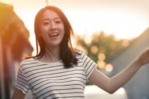 单身女性的生活体验（探寻单身女性的自由、孤独、独立与幸福）