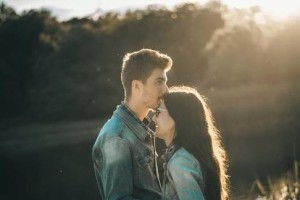 如何顺利挽回女友的心？（成功挽回女友的15个技巧与经验）
