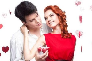 女生如何用搭讪约会追到男生？（秘诀大揭密！女生如何用自信、幽默和魅力搭讪约会成功）