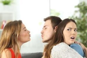 女人如何感应到老公出轨了？（揭开女人感应老公出轨的秘密，了解这些才能保护你的爱情）