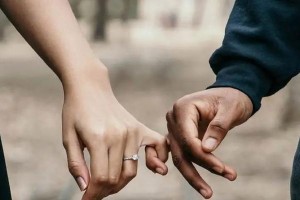 如何协调二婚重组家庭中新欢与女儿的关系（平衡爱情和家庭的关系，减少冲突与矛盾）