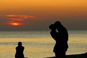 如何成功挽回分手的爱情（15个行之有效的挽回方法，教你重新点燃爱情的火焰）