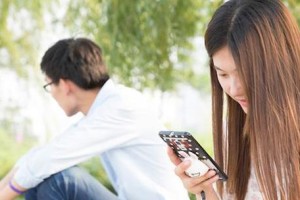 如何避免和女孩子聊天时的冷场？（15个让女孩子愉快聊天的话题）