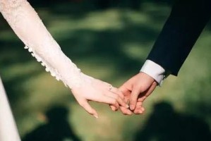 夫妻如何经营幸福婚姻生活（从互相理解到携手前行，15个方法为您保持甜蜜婚姻）