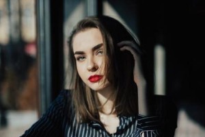 女生称赞你人挺好，该如何回应？（用真诚的态度回应赞美，让感情更加亲近）