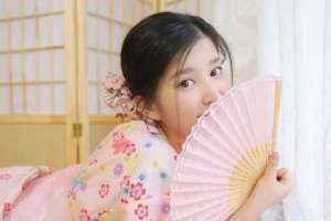如何以高情商吸引美女？（掌握高情商的技巧，让美女主动跪舔你）