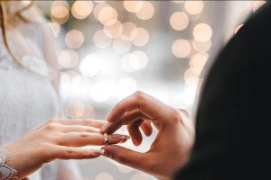 如何从离婚边缘挽回感情（挽回婚姻需要付出的努力和技巧）