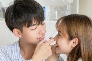 如何挽回女友对你不真心的想法？（用真情打动她，让爱再次升温）