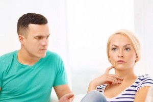 如何挽回受伤透顶的男友（重建信任、倾听与理解的重要性、重获爱情）