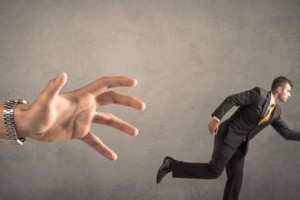 挽回自己在新公司的形象（以刚入职就得罪了上司？这些方法能帮你重建关系）