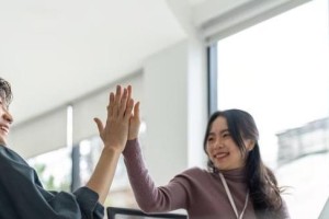 如何迅速吸引心仪男生的注意，成为他心中的女神？（如何迅速吸引心仪男生的注意，成为他心中的女神？）