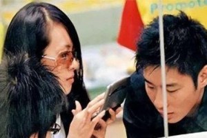 奇葩男子用花圈求婚被拒，女孩生气离场（男子自作聪明，女孩心生不满，婚姻前景堪忧）