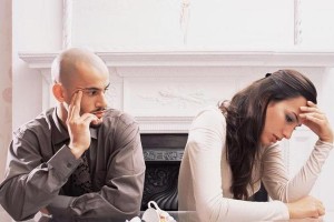 如何暗示老公有外遇（用这些方法，轻松揭开他的秘密）