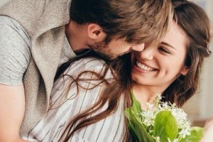 如何判断一个男人是否爱你（从行动、语言和心理三方面看男人的爱）